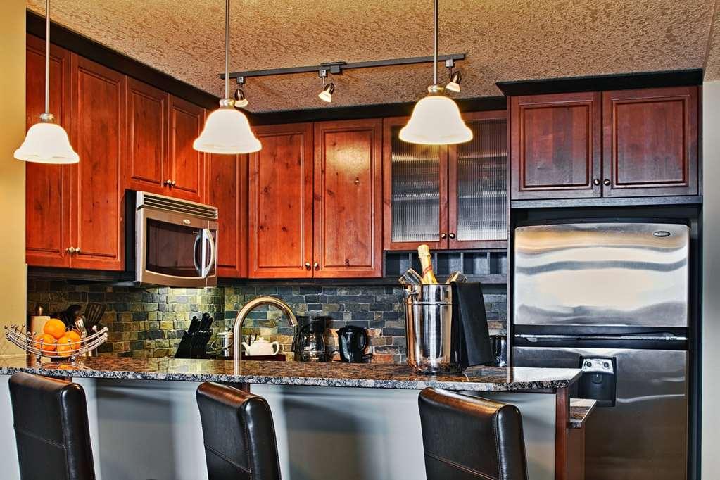 Blackstone Mountain Lodge By Clique Канмор Номер фото