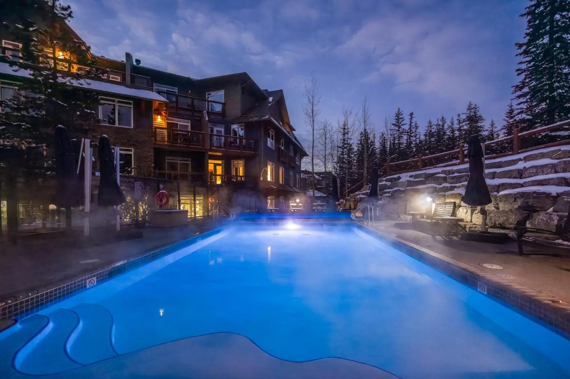 Blackstone Mountain Lodge By Clique Канмор Экстерьер фото