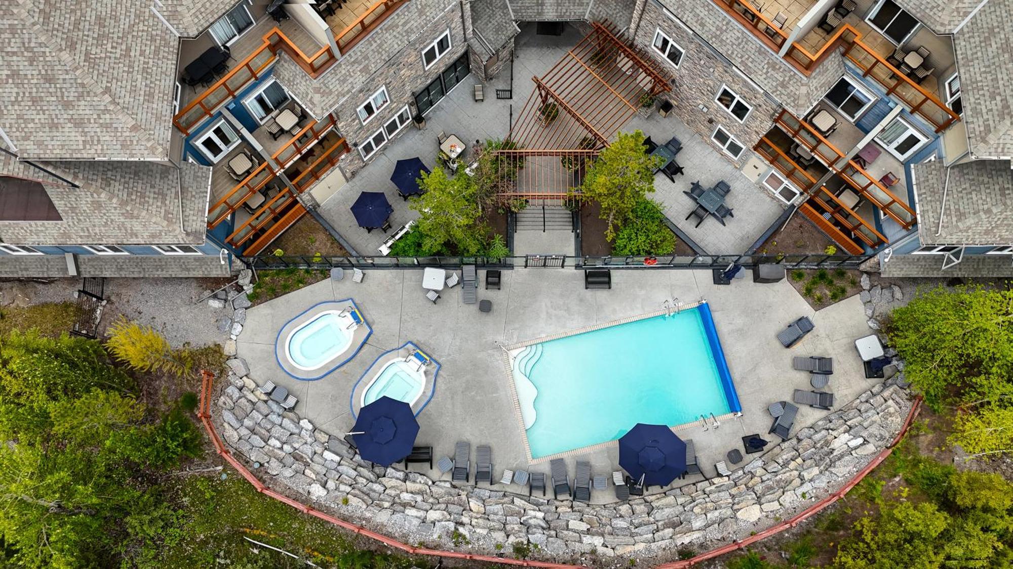 Blackstone Mountain Lodge By Clique Канмор Экстерьер фото