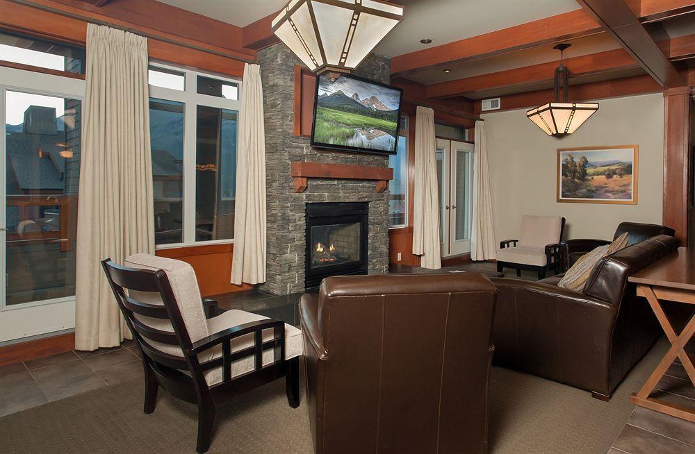 Blackstone Mountain Lodge By Clique Канмор Экстерьер фото